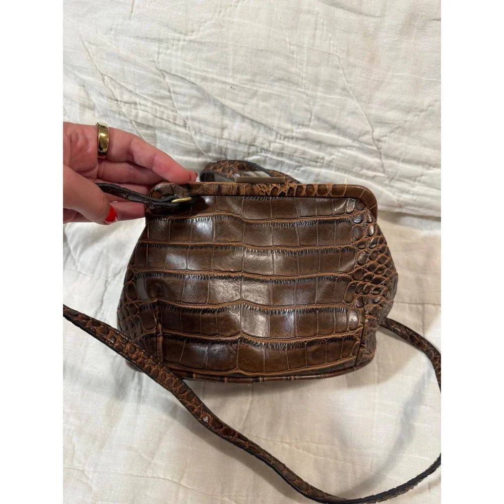 NWT VNTG Bueno Collection Brown Hornback Croc Embossed Crossbody Bag Kiss Lock